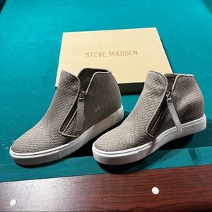 NEW ! Steve Madden women’s shoes with zippers are taupe color and size 8 1/2